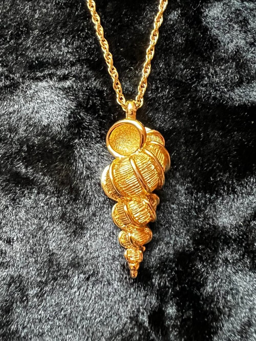 Vintage Monet Gold Tone Shell Pendant Necklace 24” Coastal Beach Mid Century